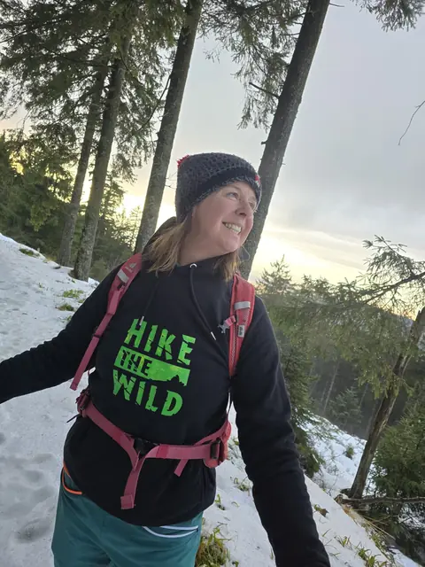 Christina im Winterwald im Hike-the-Wild-Shirt