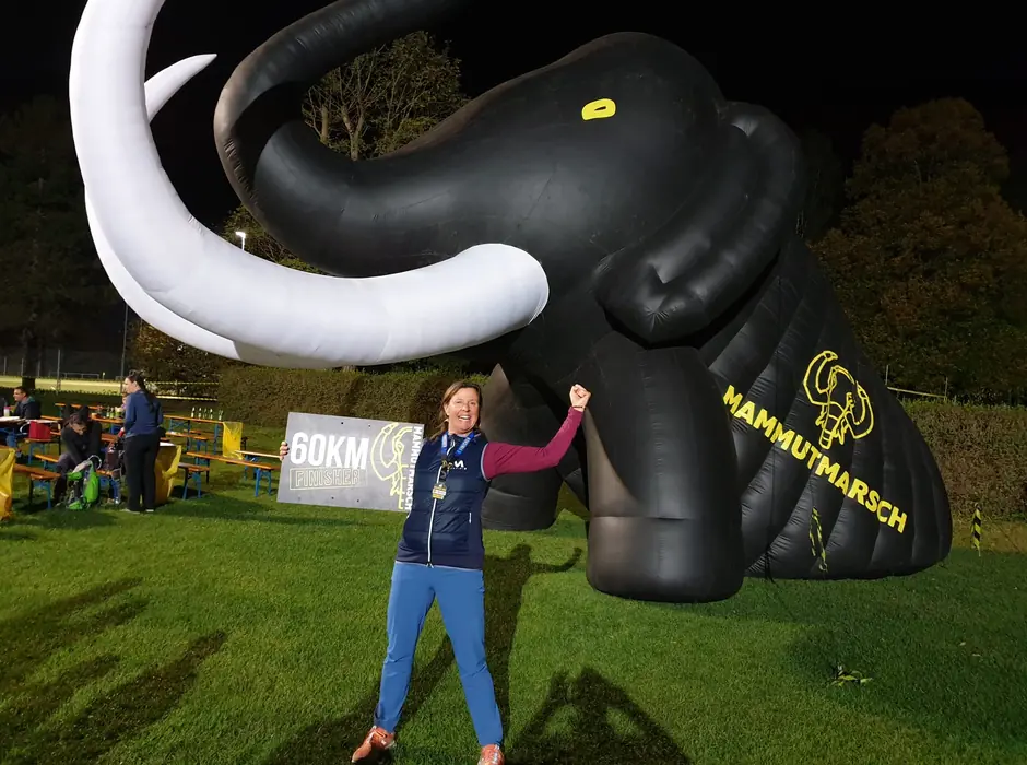 Christina posiert nachts vor dem aufblasbaren Mammut beim Mammutmarsch