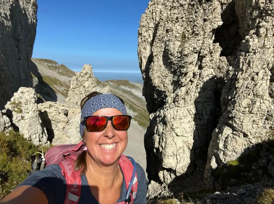Selfie von Christina mit roter Sonnenbrille zwischen hellen Kalkfelsen